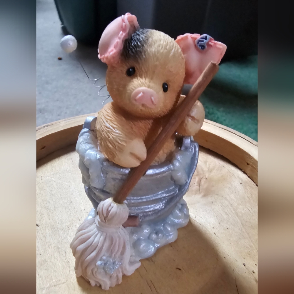 Vintage 1997 This Little Piggy "Squeaky Clean" Figurine